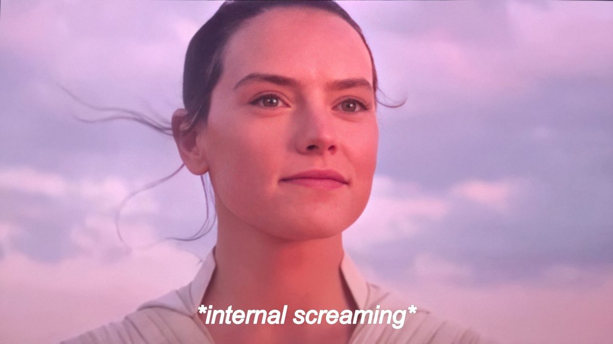 Rey dans la nouvelle trilogie Star Was face à nous, regarde au loin. On peut lire le sous-titre "internal screaming".